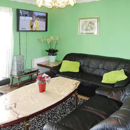 A Comfortable For 10 People, Nowe Warpno